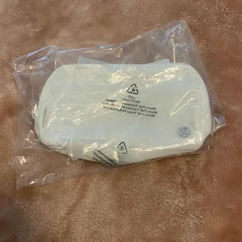 BNWT Lululemon Everywhere Belt Bag